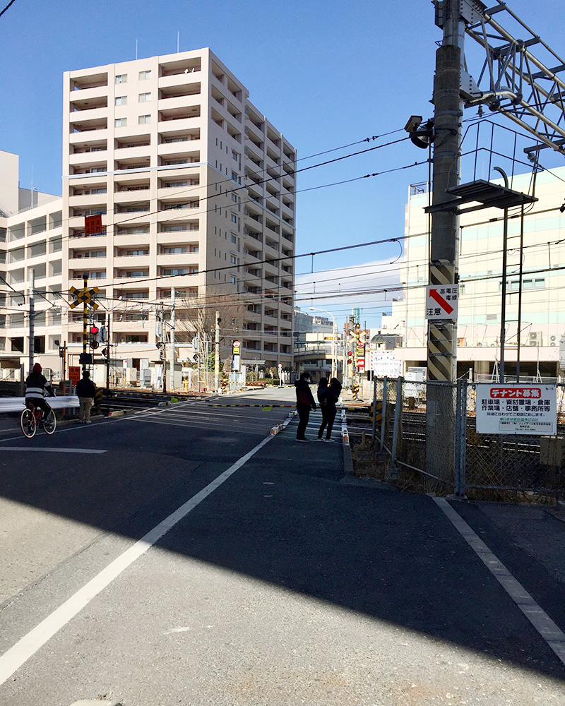 熊谷駅の踏切の写真