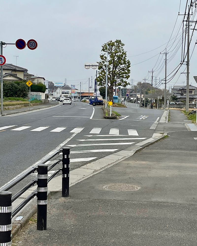 中山道は右の道に続く写真