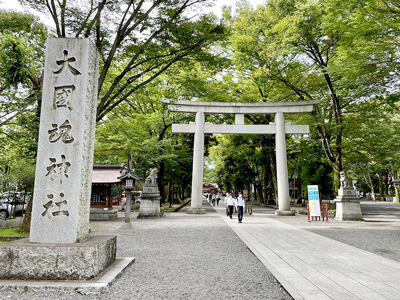 大國魂神社の境内を通って駅に向かう人々の写真