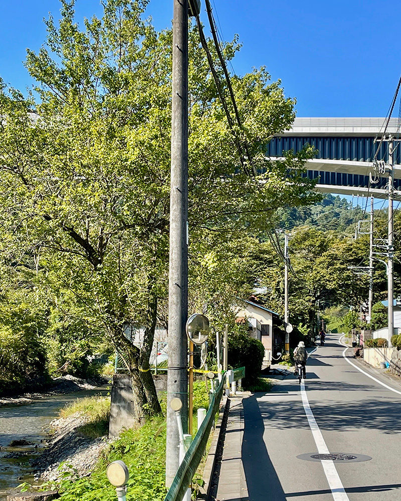 甲州街道をまたぐ圏央道の高架の写真