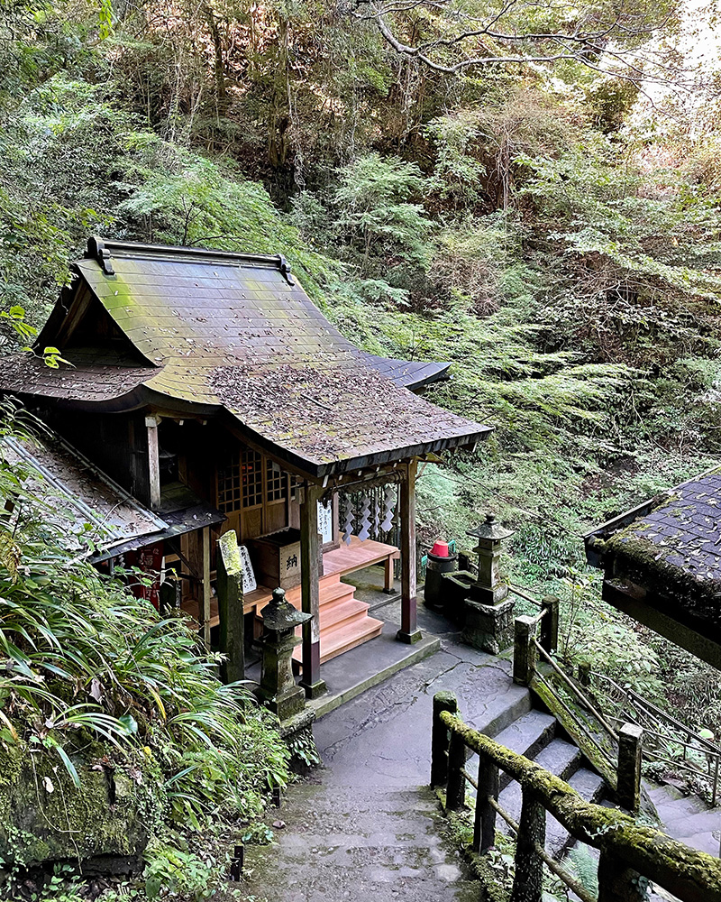 水行場手前の祠の写真