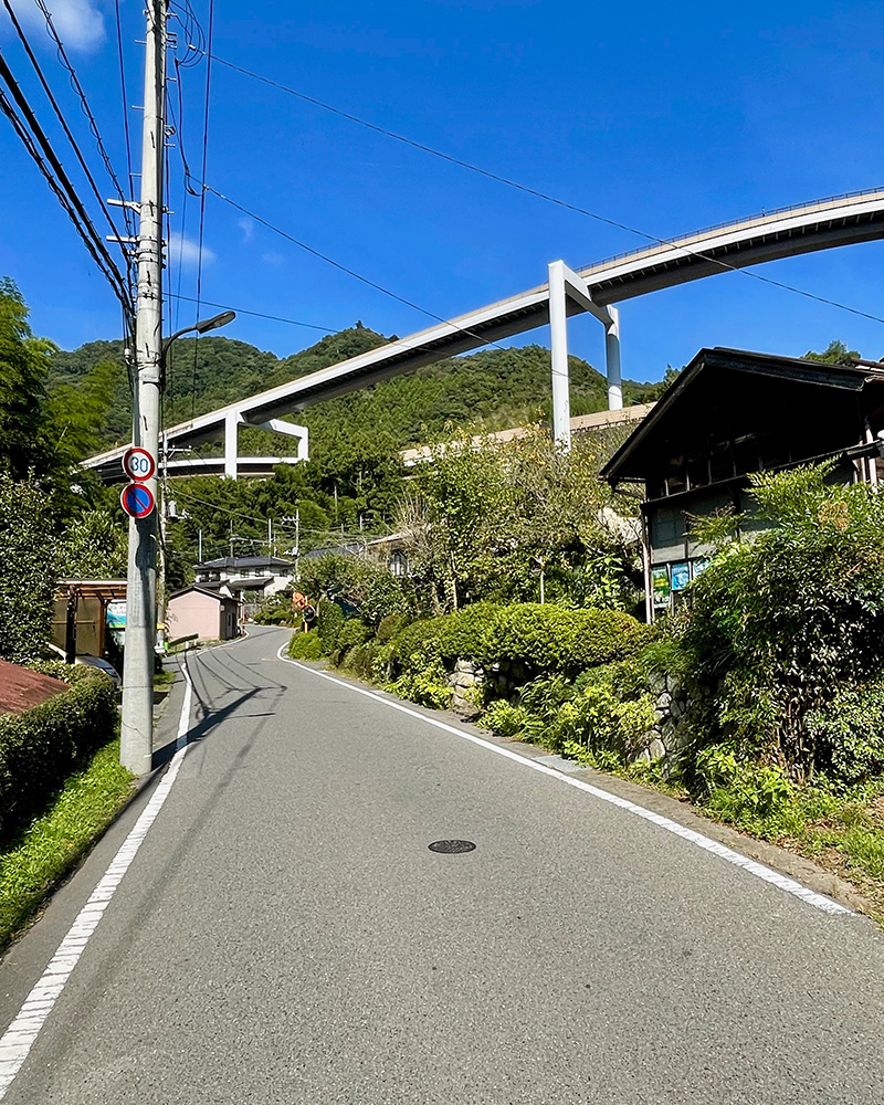 中央自動車道を眺めながら歩く写真