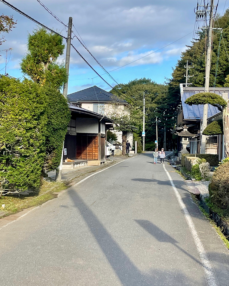 原の茶屋の中心部、前から小学生が二人歩いてくる写真