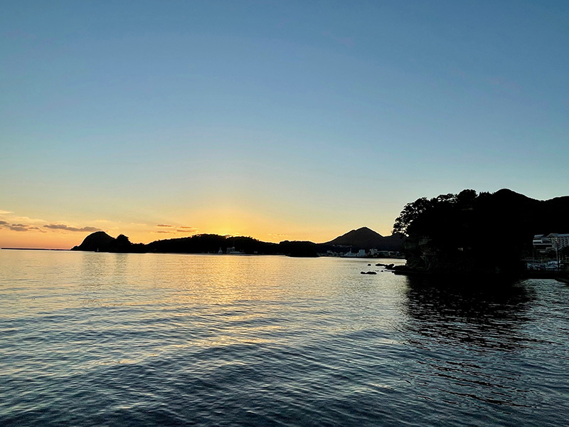 暮れなずむ下田湾に浮かぶ柿崎弁天島の写真