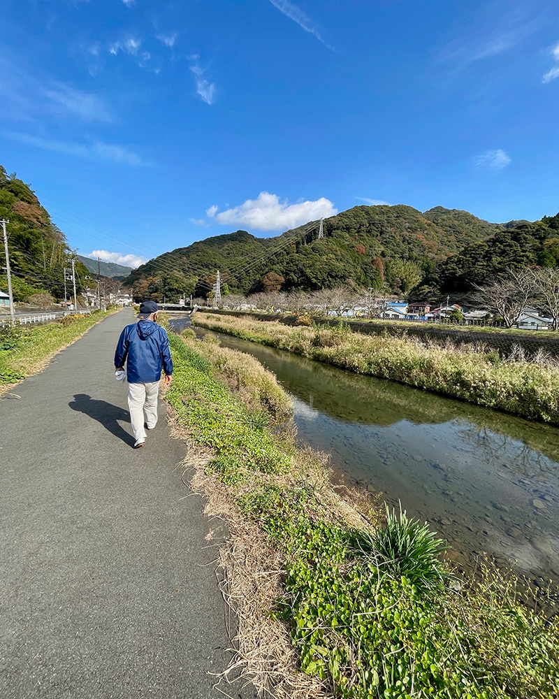 カワセミの姿を探しながら一緒に歩く写真