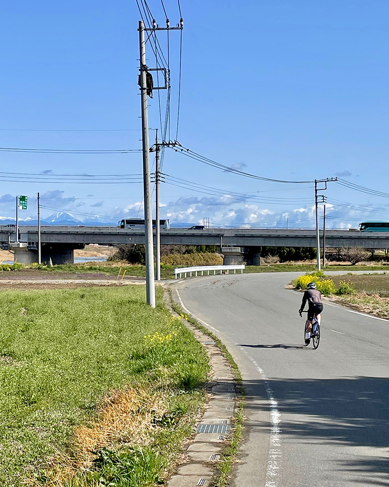 関越自動車道の向こうに男体山が見える写真