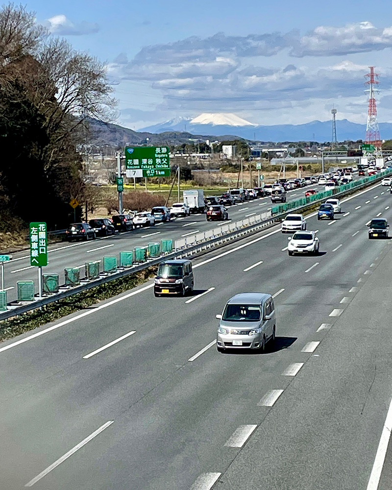 関越道の向こうに浅間山が見えた写真