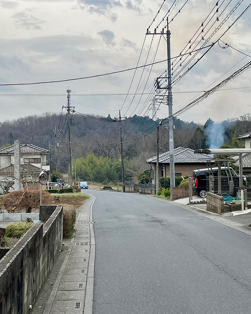 丘陵地帯に入っていく写真