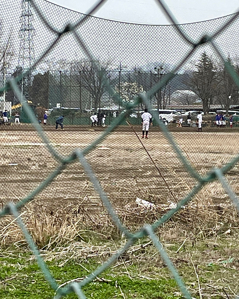 昔の街道は、鳩山中学校の敷地内を通っていた写真