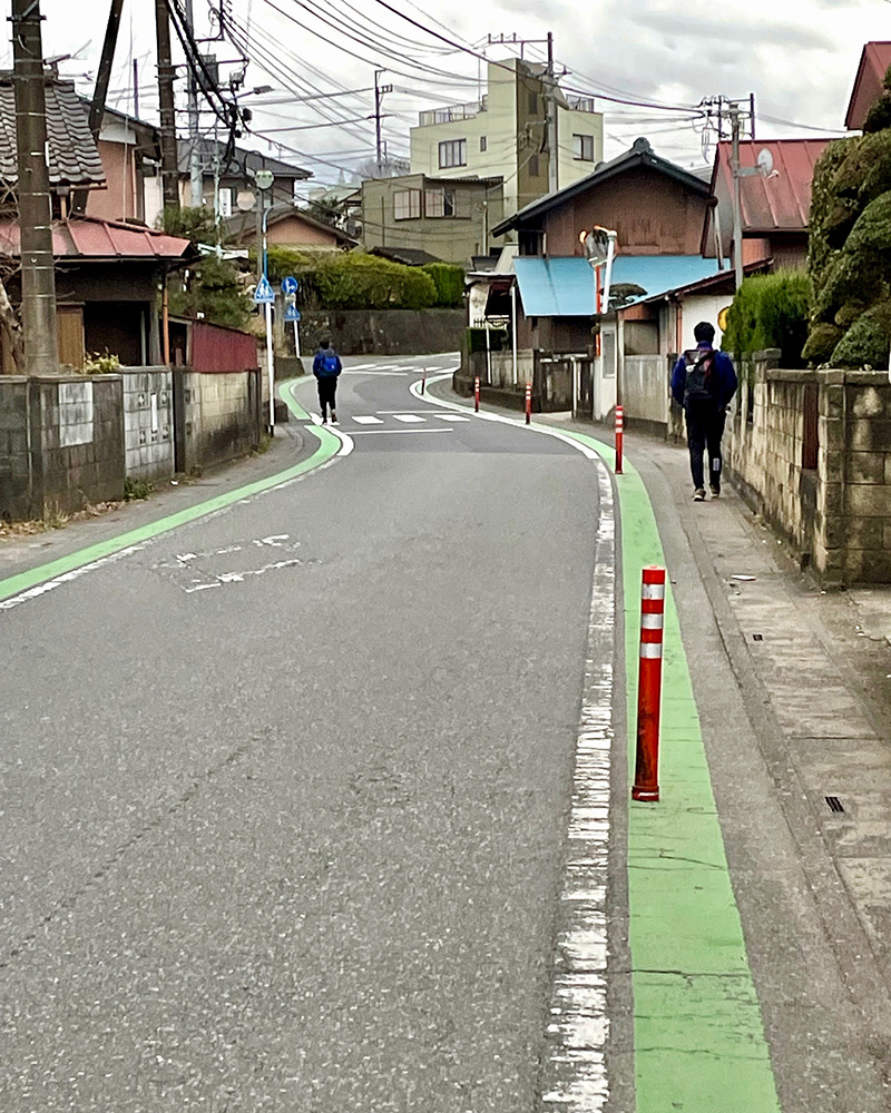 学生が駅に向かっていく写真