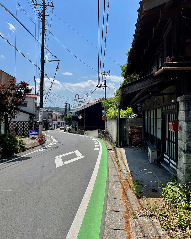 高崎市郊外へと続く中山道の写真