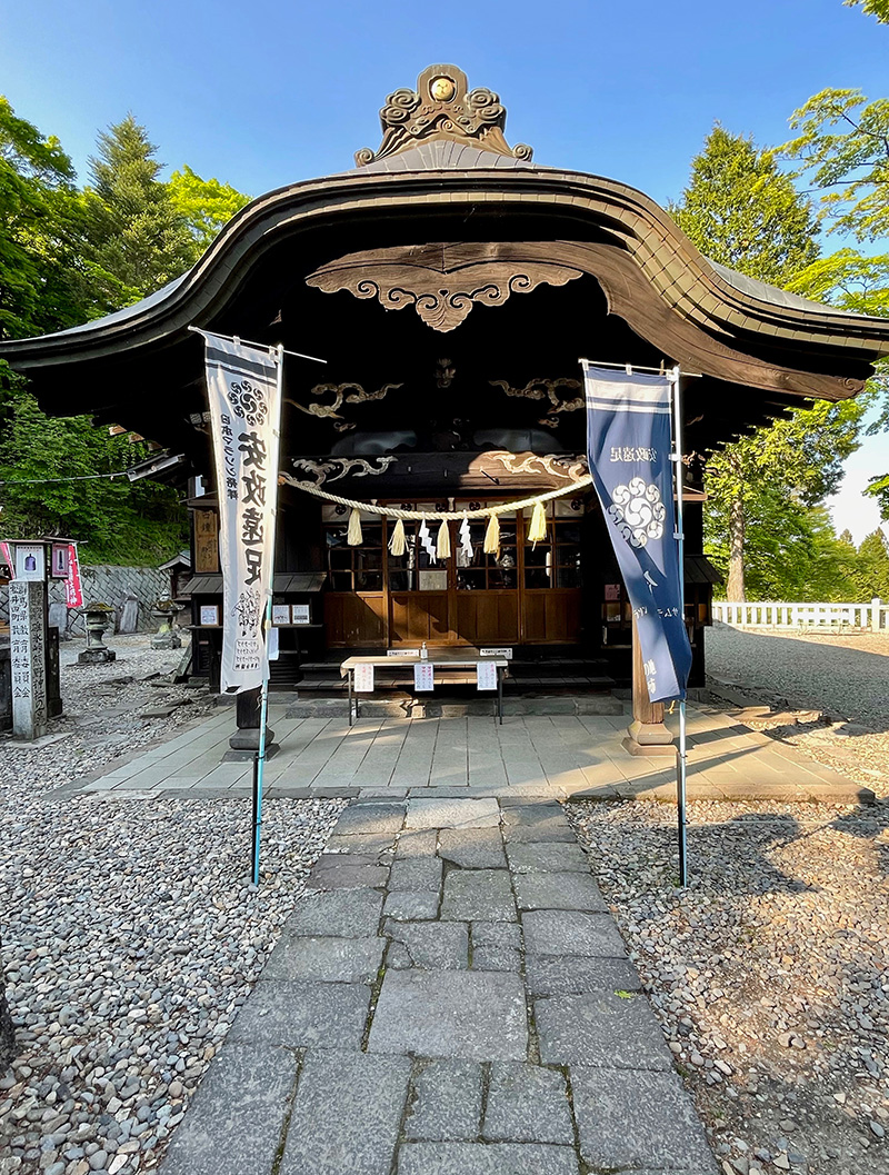 硬派な群馬県側の社殿の写真