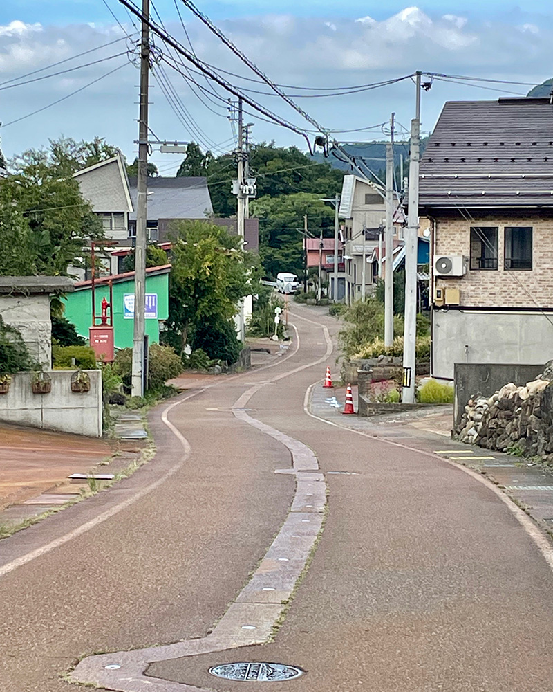 曲がりくねる北国街道の写真