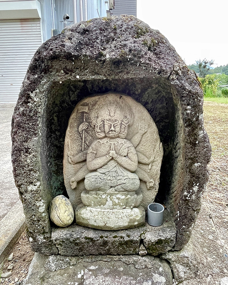 道端の馬頭観音の写真