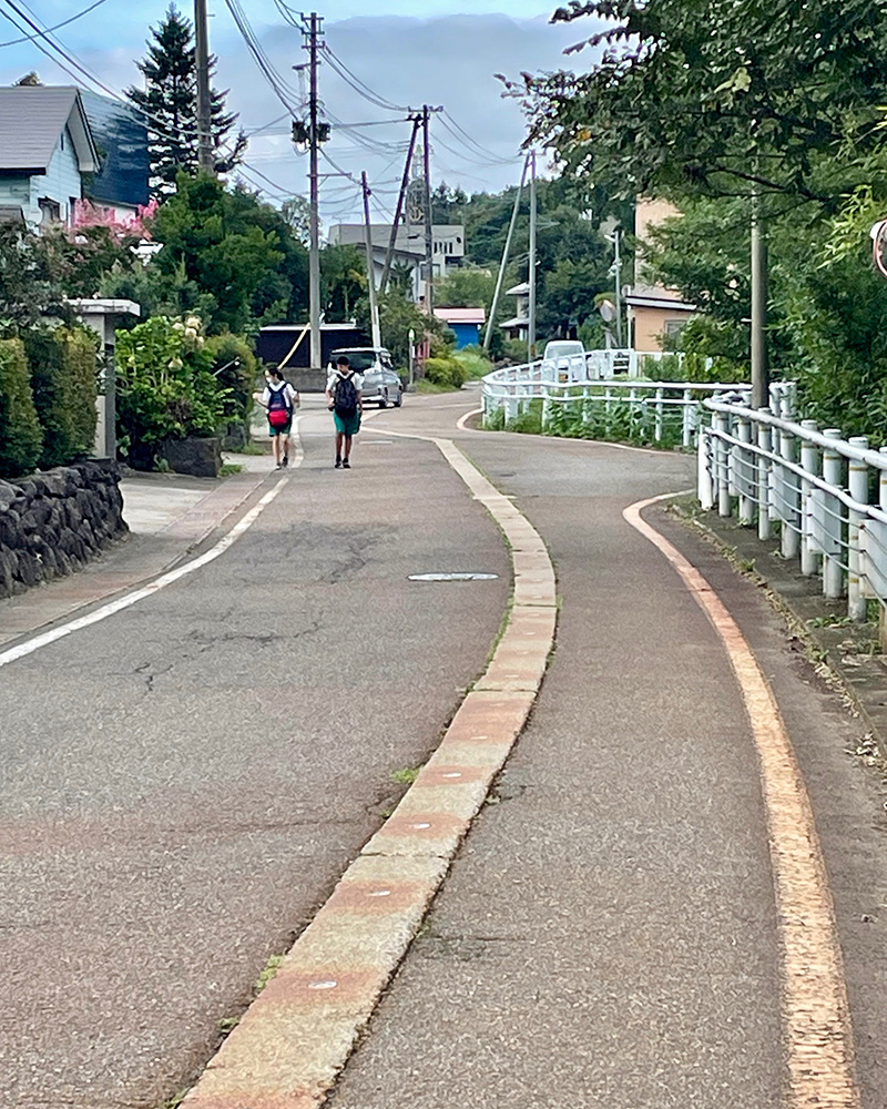 学校帰りの子どもたちの写真