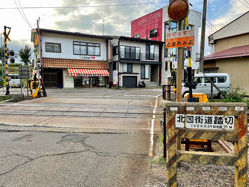 二本木駅の手前で踏切を渡る写真