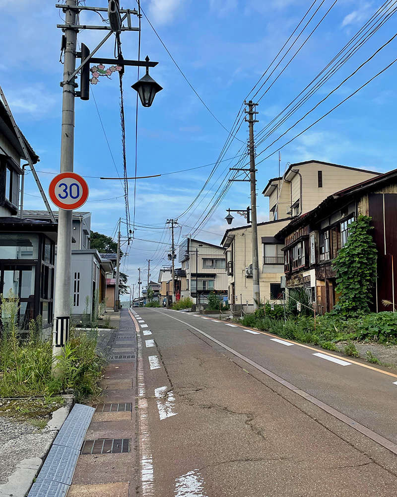 二本木駅前の通りの写真