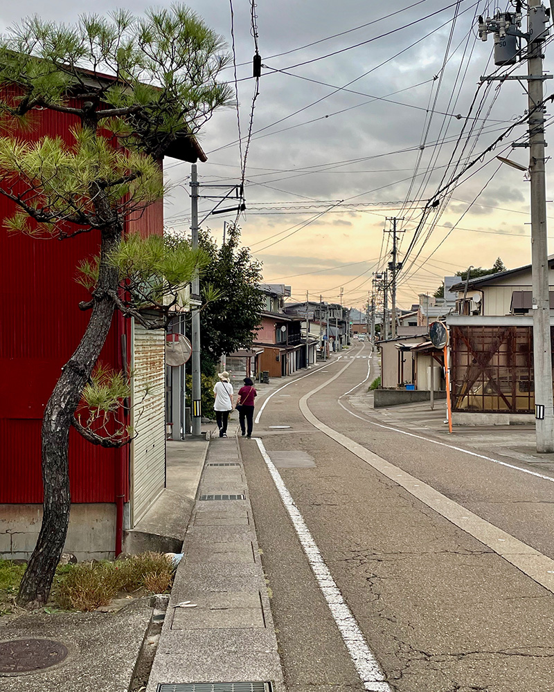 社平坦な道に変わっていく写真