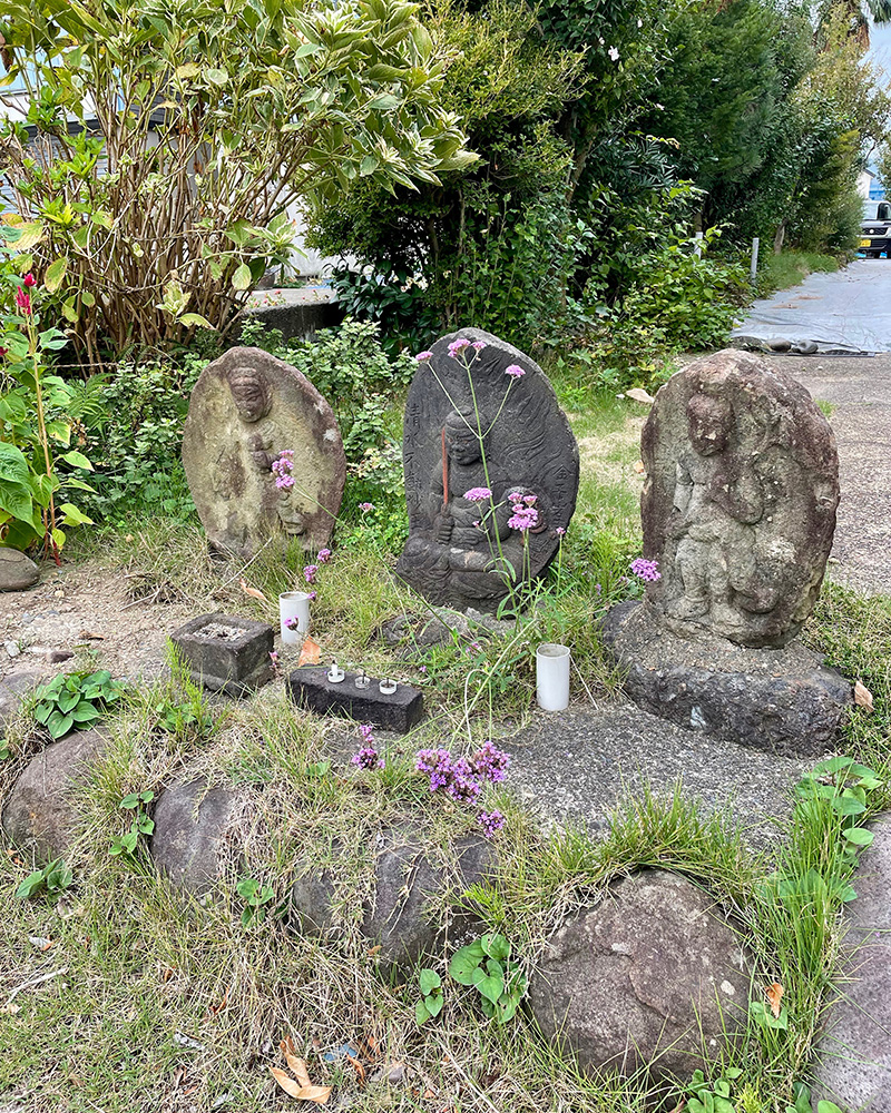 道端の石仏たちの写真