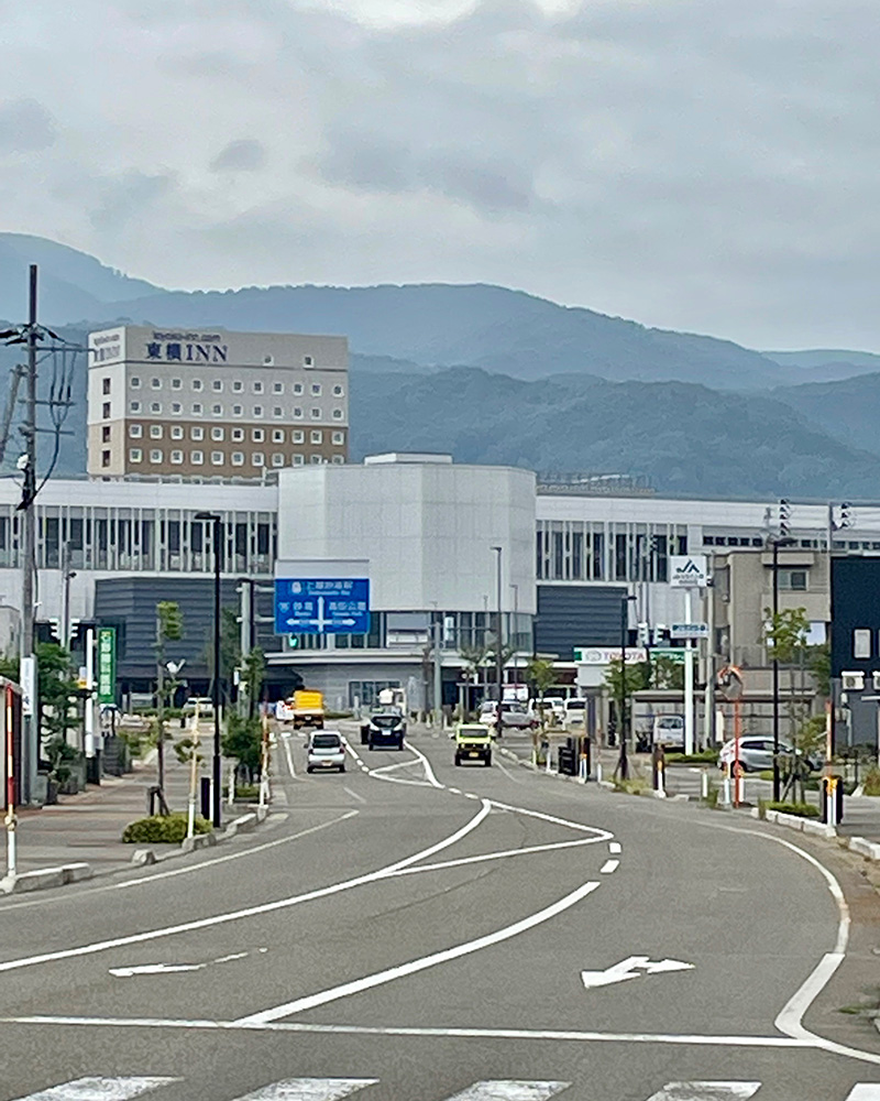 左手に上越妙高駅が見える写真