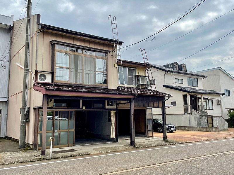 屋根に雪下ろし用のはしご写真