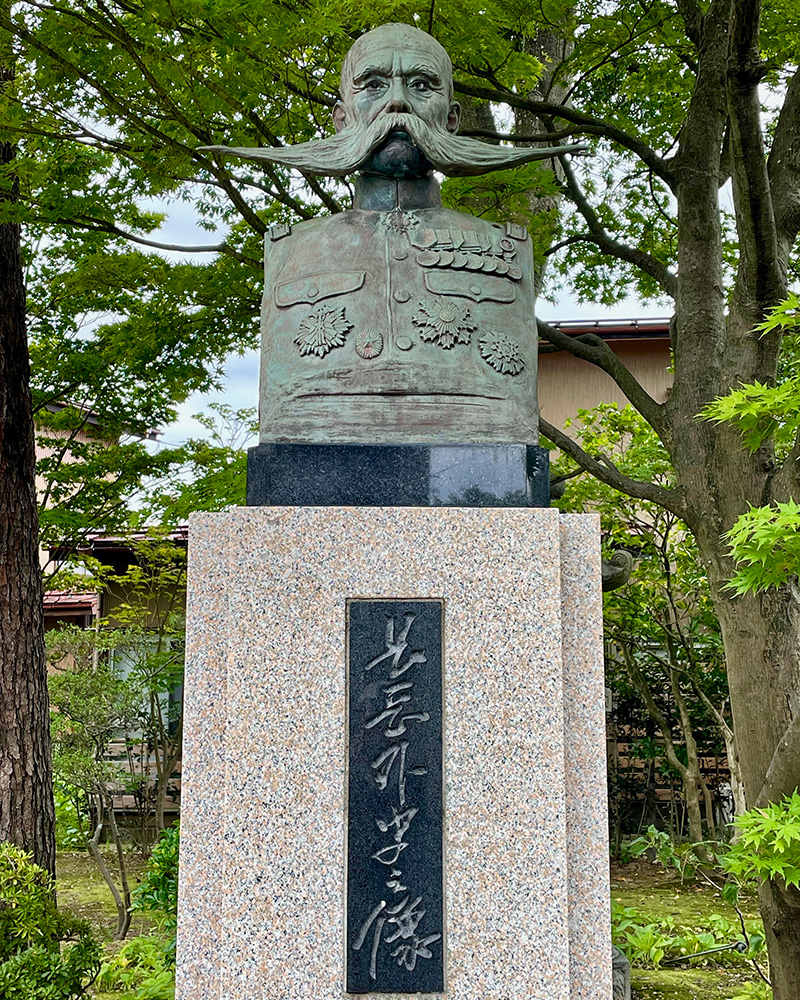 最長で70cmもあったプロペラ髭の長岡外史中将の写真