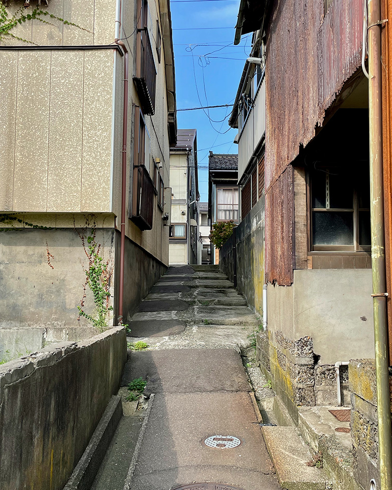 港町の路地裏の写真