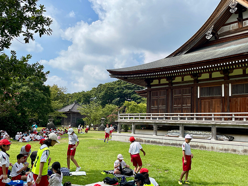 五智国分寺で遊ぶ小学生たちの写真