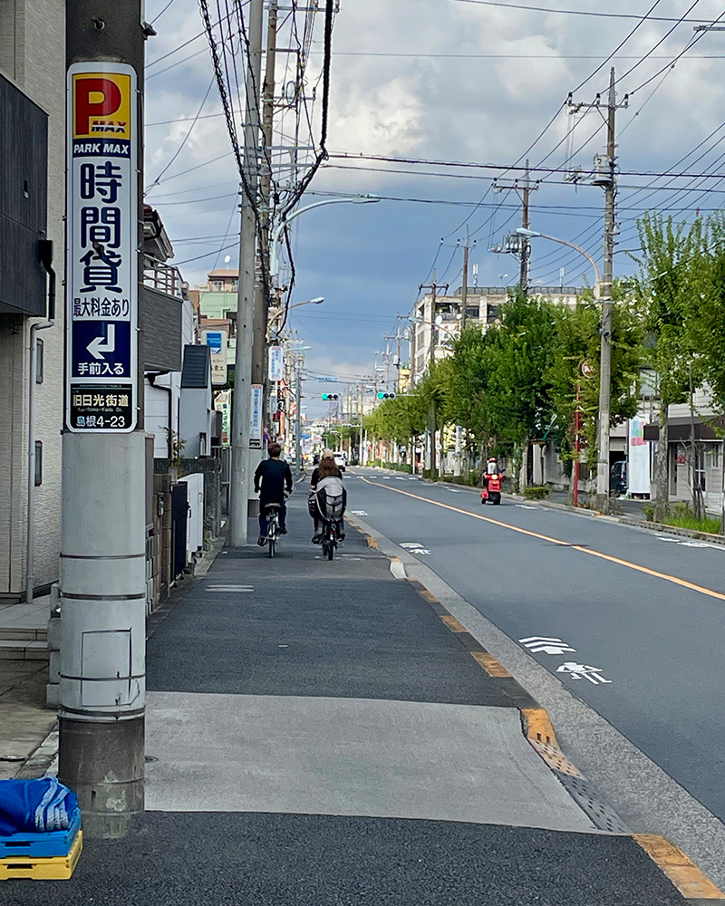 足立区の住宅街を通る日光街道の写真