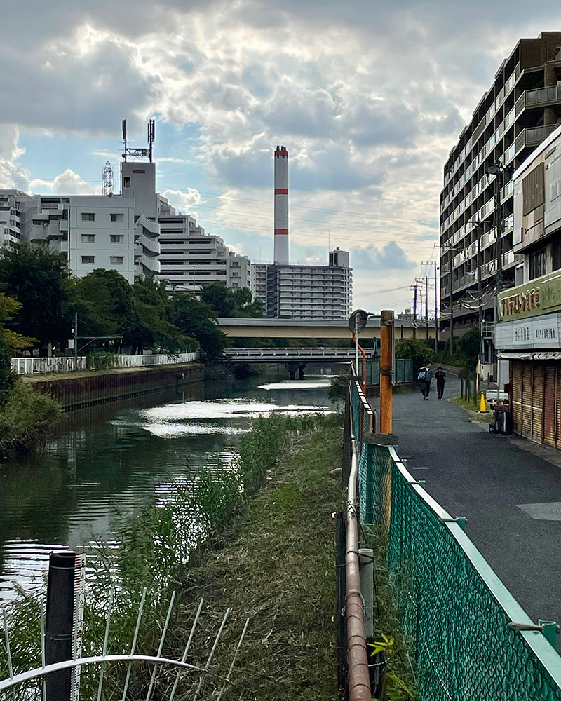 毛長川を渡る写真