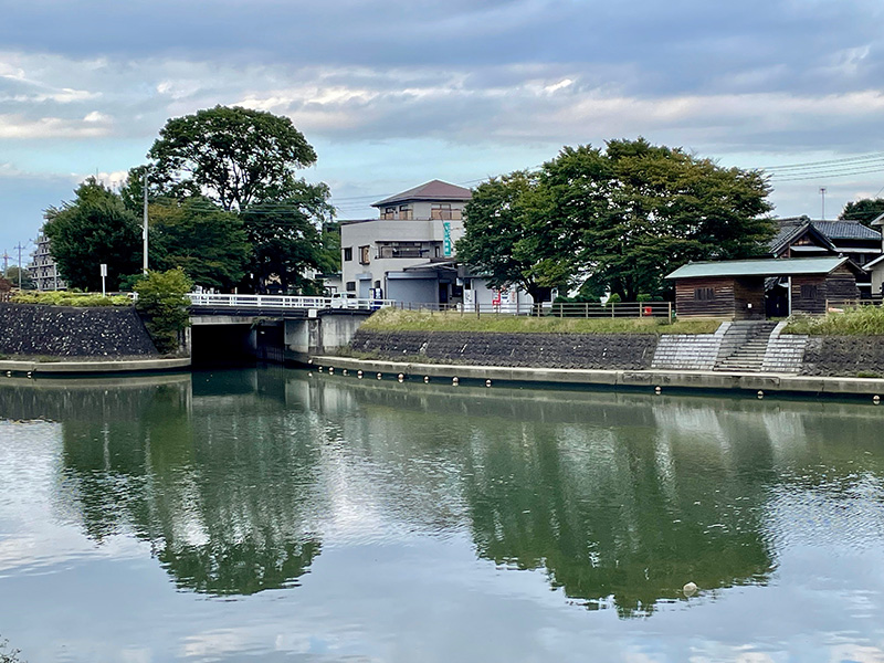 藤助河岸(右)と蒲生の一里塚(左)の写真