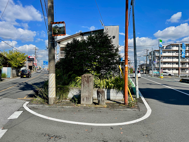 小渕追分、石柱に「左日光道」とある写真