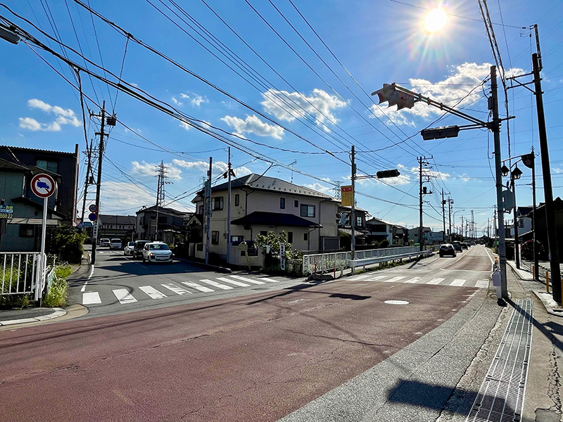 日光御成道との合流地点、右が御成道、左が日光街道の写真